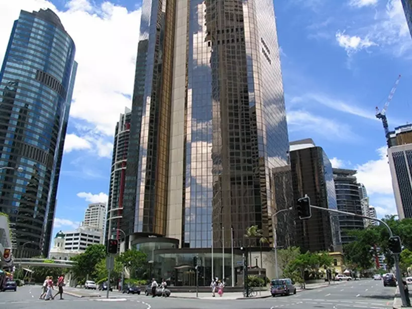 10-eagle-street-brisbane-building-1-555x416.jpg